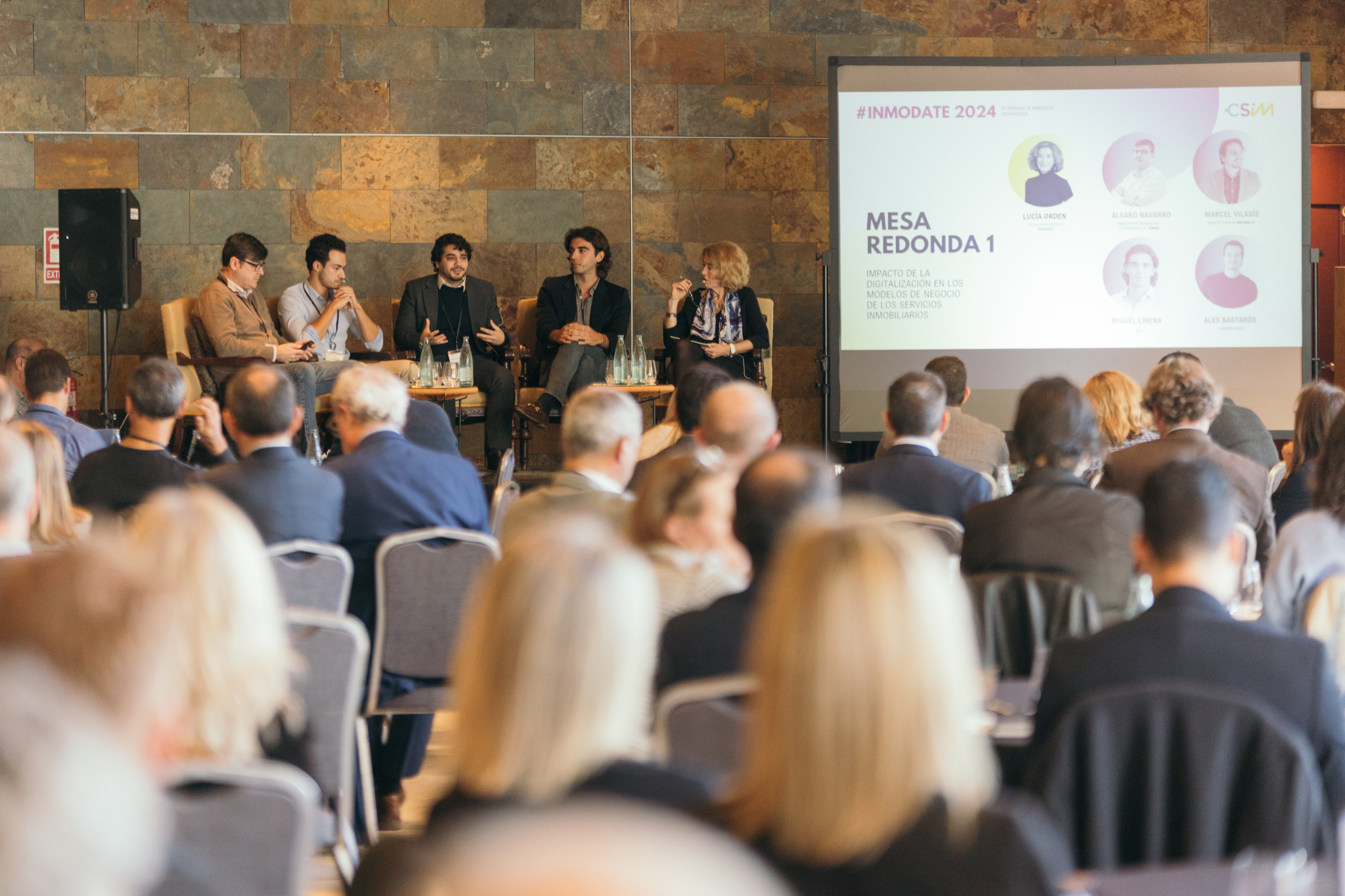 Panel de discusión del ecosistema Konektor - Mesa redonda sobre digitalización e innovación empresarial